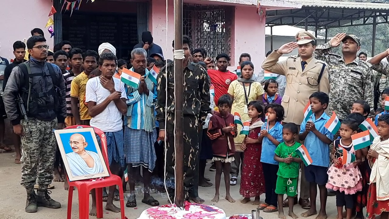 on-this-rupublic-day-tricolor-hoisted-in-pahurana-village-of-dantewada