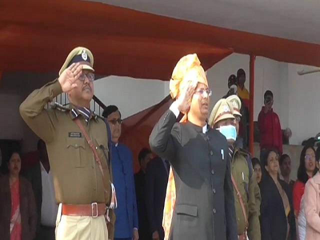 Deputy Commissioner Umashankar Singh hoisted the tricolor in Dhanbad.