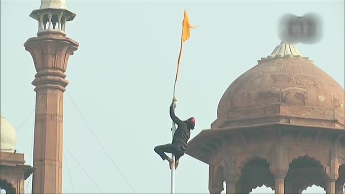 Tractor prade: Clashes between farmers, police in parts of Delhi, protestors enter Red Fort complex