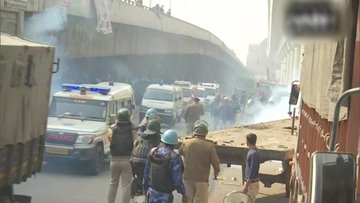 Tractor prade: Clashes between farmers, police in parts of Delhi, protestors enter Red Fort complex