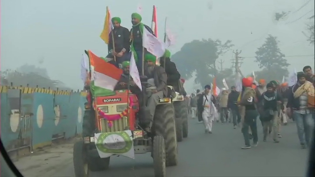 Tractor prade: Clashes between farmers, police in parts of Delhi, protestors enter Red Fort complex