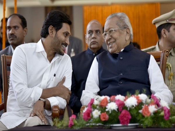 andhra pradesh governor biswabhusan harichandan hoists national flag