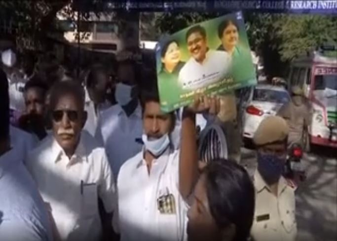 Sasikala supporters distributed sweets in celebration