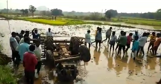 tractor overturned at chigurumamidi in Karimnagar district and driver died