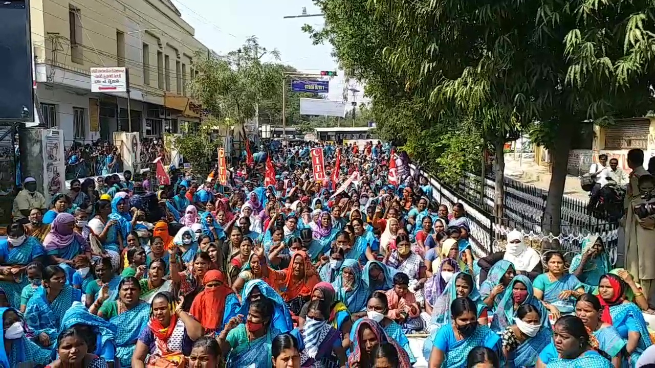 anganwadi workers protests in kurnool