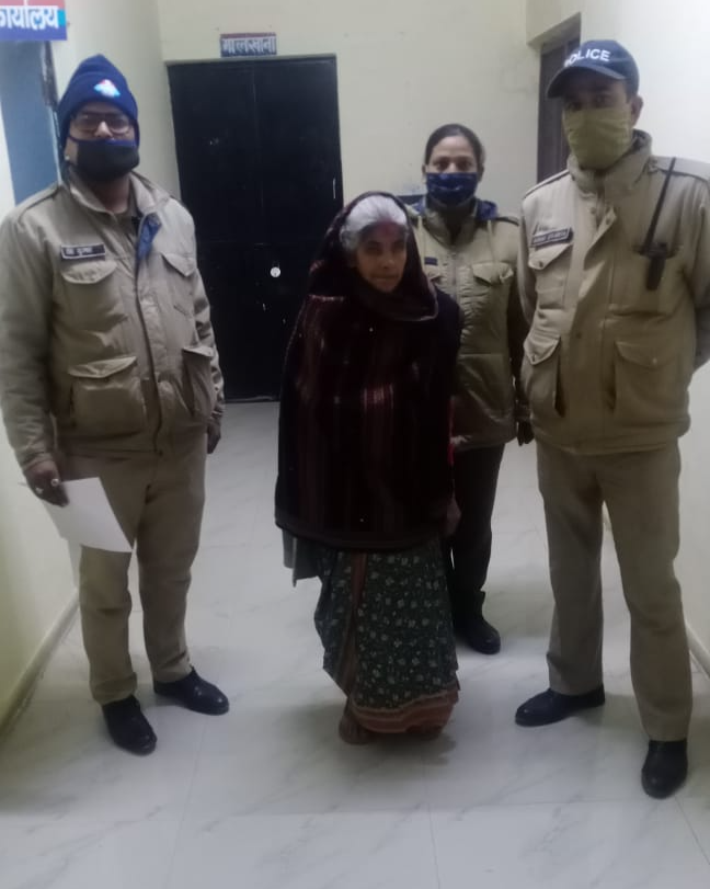 police help old woman in haldwani