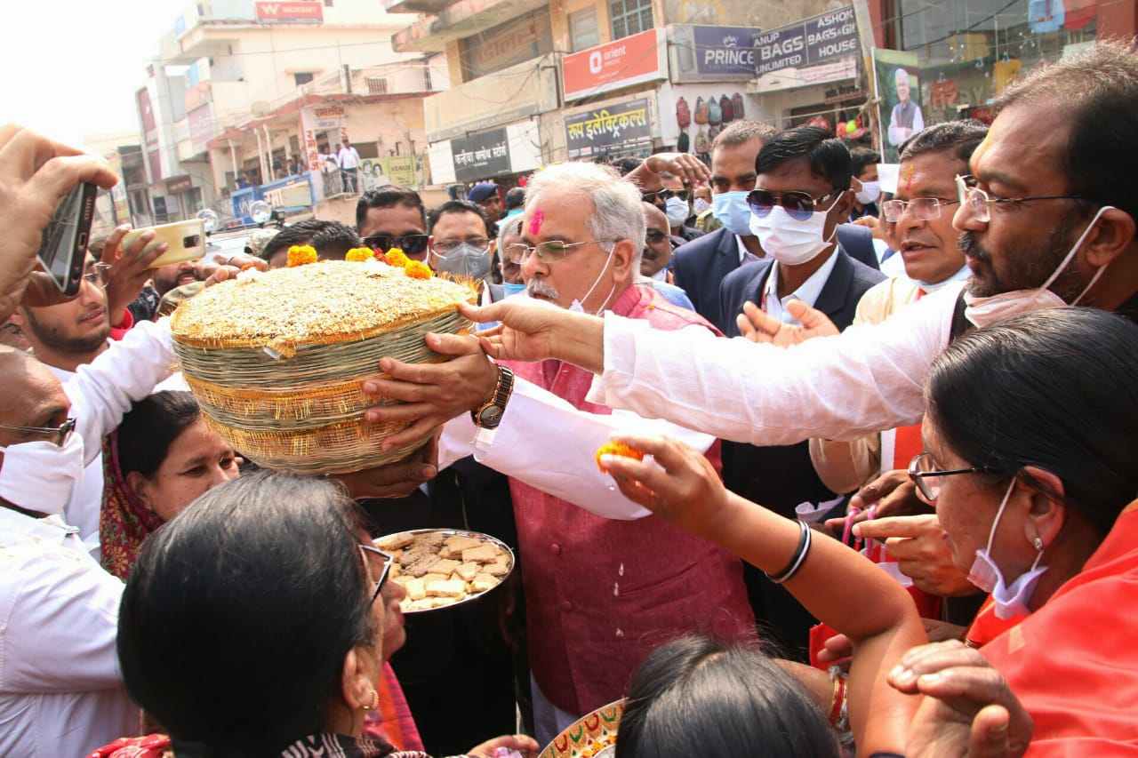 cm-bhupesh-baghel-came-out-on-street-of-kanker-to-ask-for-paddy-in-chherchera