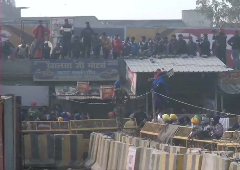 Delhi: Group of people claiming to be locals gather at Singhu border demanding that the area be vacated.