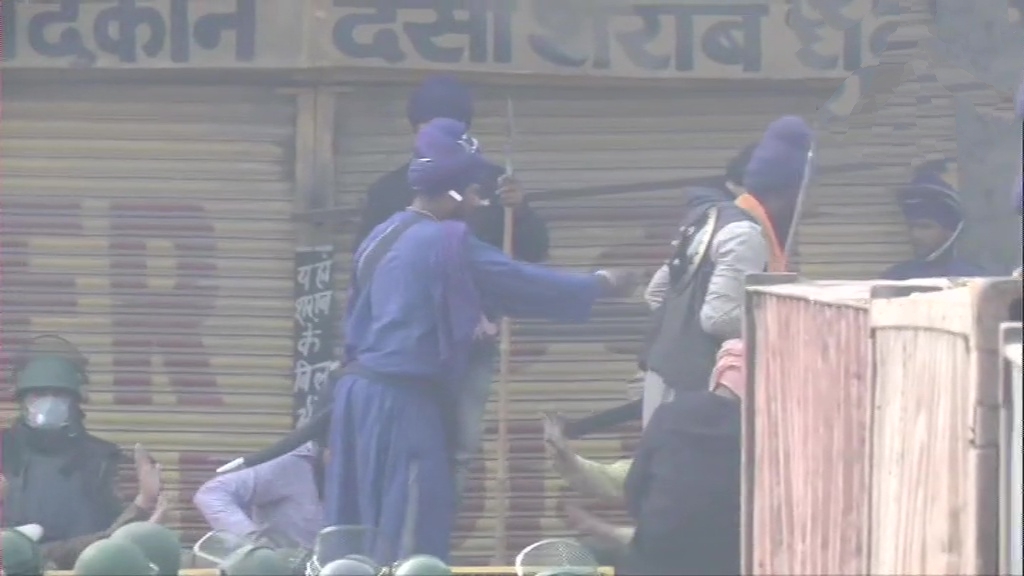 Delhi: Group of people claiming to be locals gather at Singhu border demanding that the area be vacated.