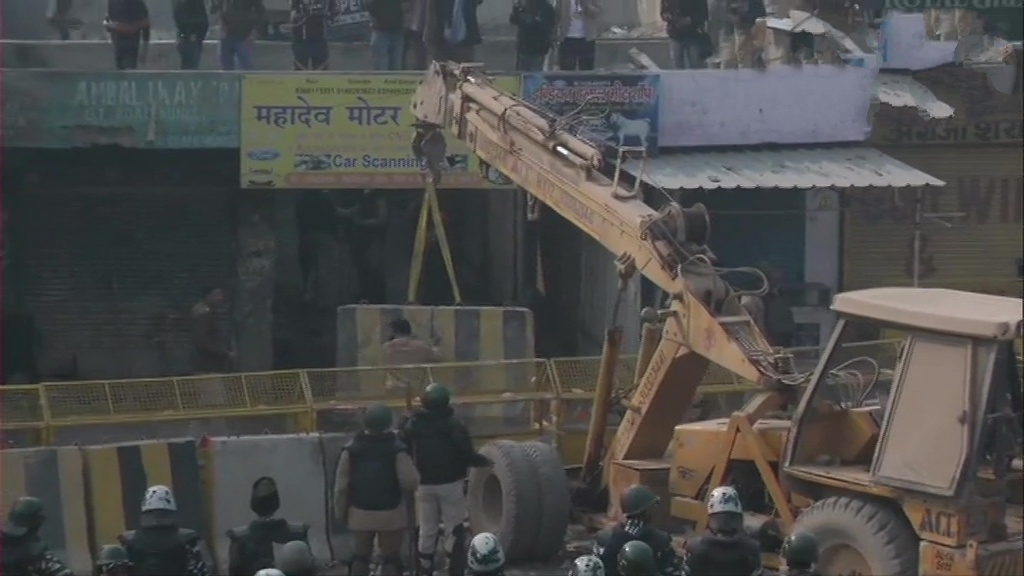 Delhi: Group of people claiming to be locals gather at Singhu border demanding that the area be vacated.