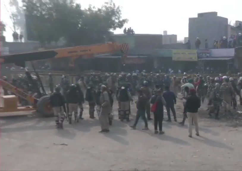 Delhi: Group of people claiming to be locals gather at Singhu border demanding that the area be vacated.