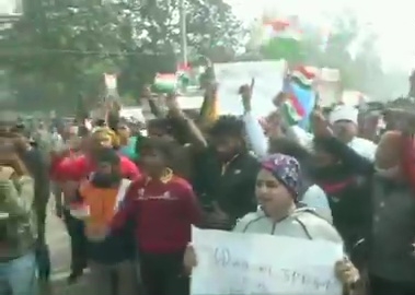 Delhi: Group of people claiming to be locals gather at Singhu border demanding that the area be vacated.