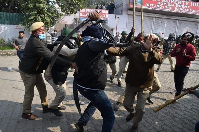 Alipur SHO attcked by protestors