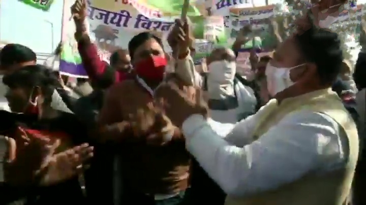 Singhu border witnesses violence, 'locals' clash with protesters