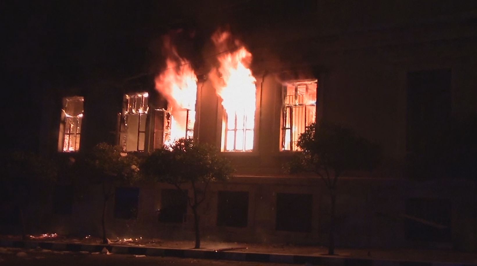 protestors set fire to several government buildings at tripoli in lebanon