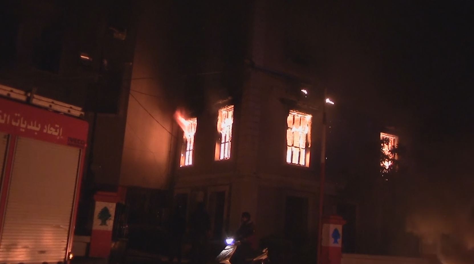 protestors set fire to several government buildings at tripoli in lebanon
