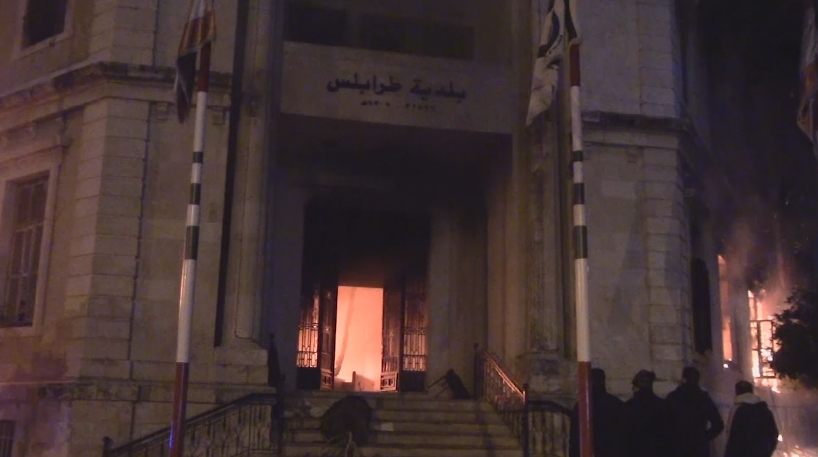 protestors set fire to several government buildings at tripoli in lebanon