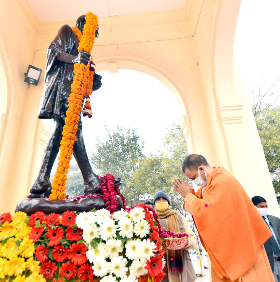 Yogi Adityanath pays tribute to Mahatma Gandhi