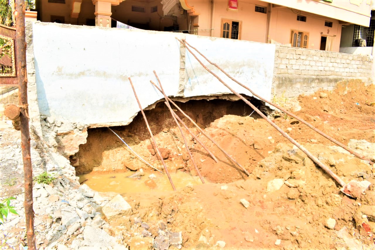 locals shocked after seeing sticks support to compound wall in kukatpally