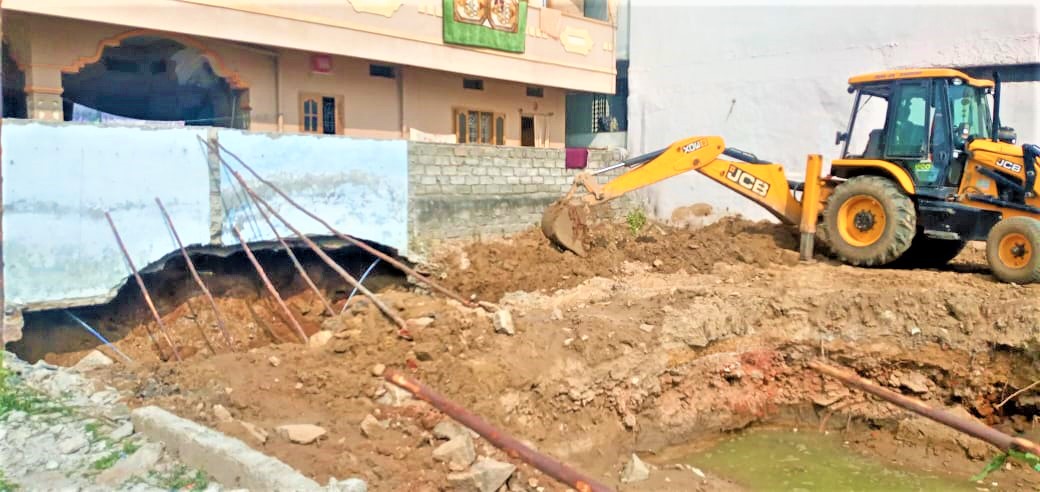 locals shocked after seeing sticks support to compound wall in kukatpally