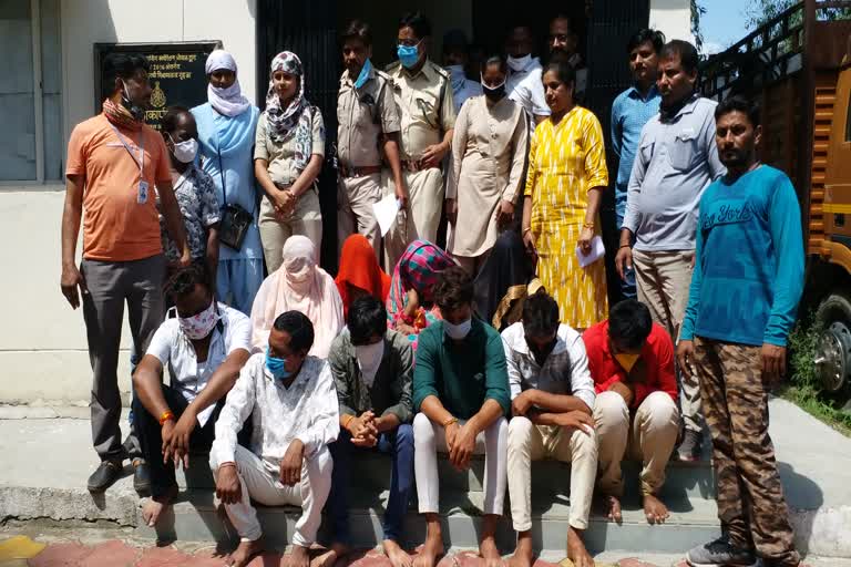 ujjain-police-arrested-four-accused-smuggling-the-two-faced-sendboa-snake