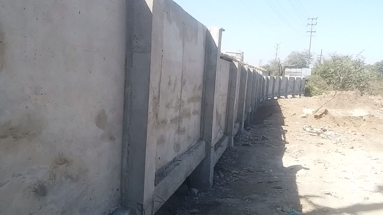 Build boundary wall