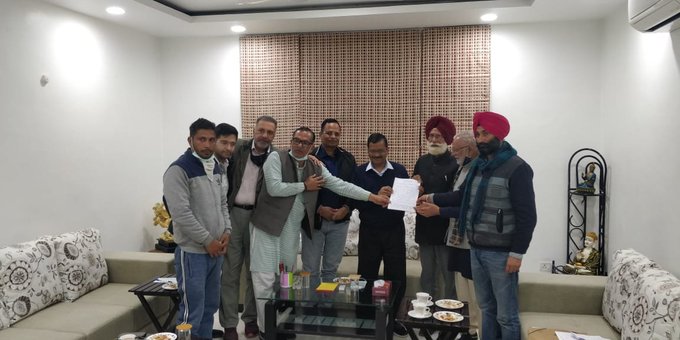 Samyukt Kisan Morcha gives memorandum to Delhi CM