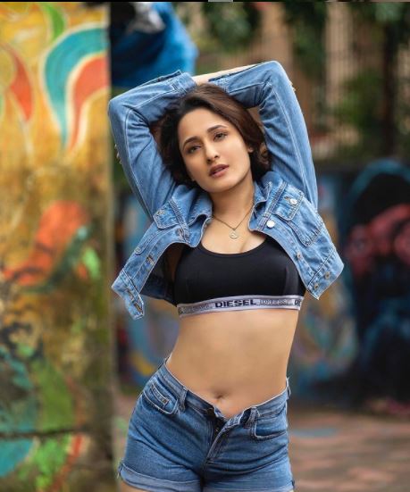 Pragya jaiswal