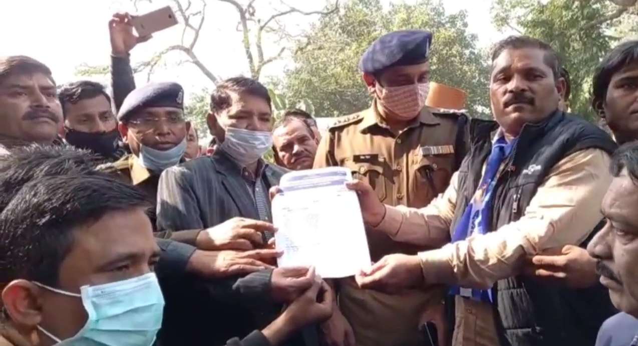 protest for arrest of murder accused in meerut uttar pradesh
