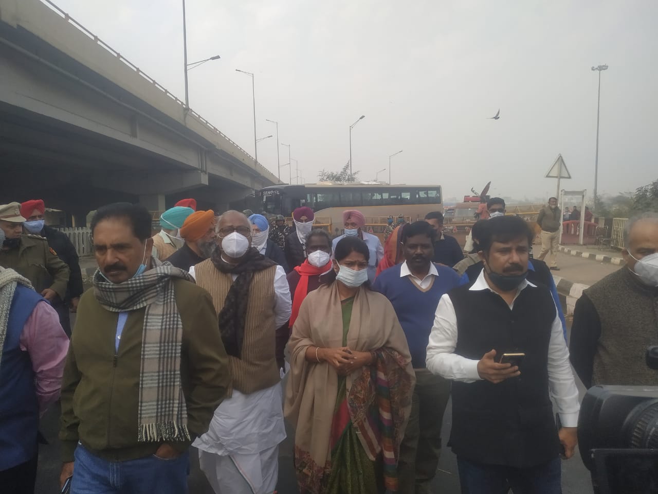 Detention of Tamil Nadu MPs who went to meet the  farmers in  Ghazipur border