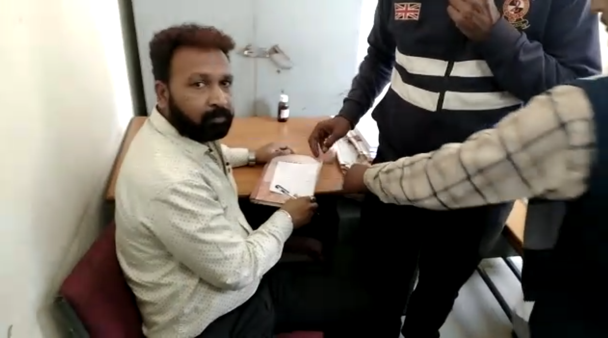 Lokayukta arrested Babu of AYUSH department for taking bribe of 80 thousand rupees