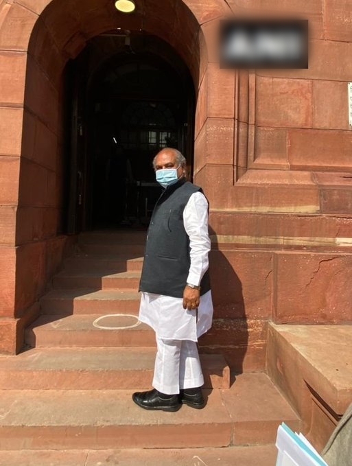 Narendra Singh Tomar reaches Parliament