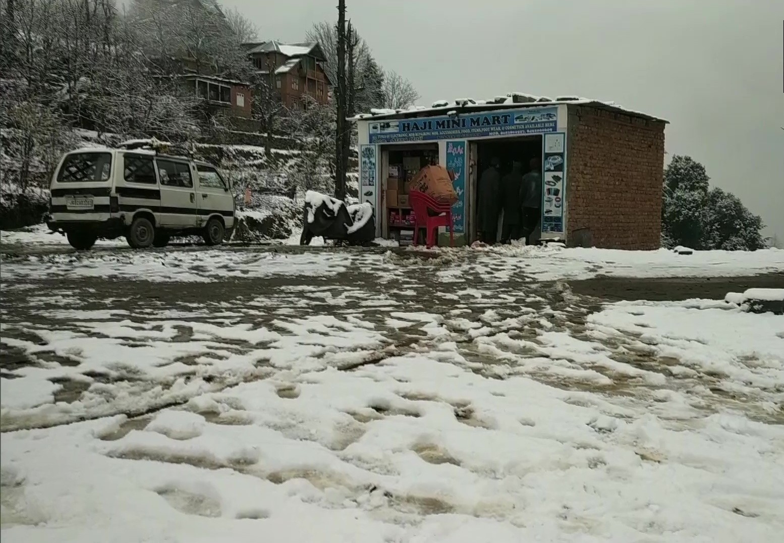 Snow falling across himachal pradesh and jammu and kashmir road safety precautions by transport dept of himachal pradesh