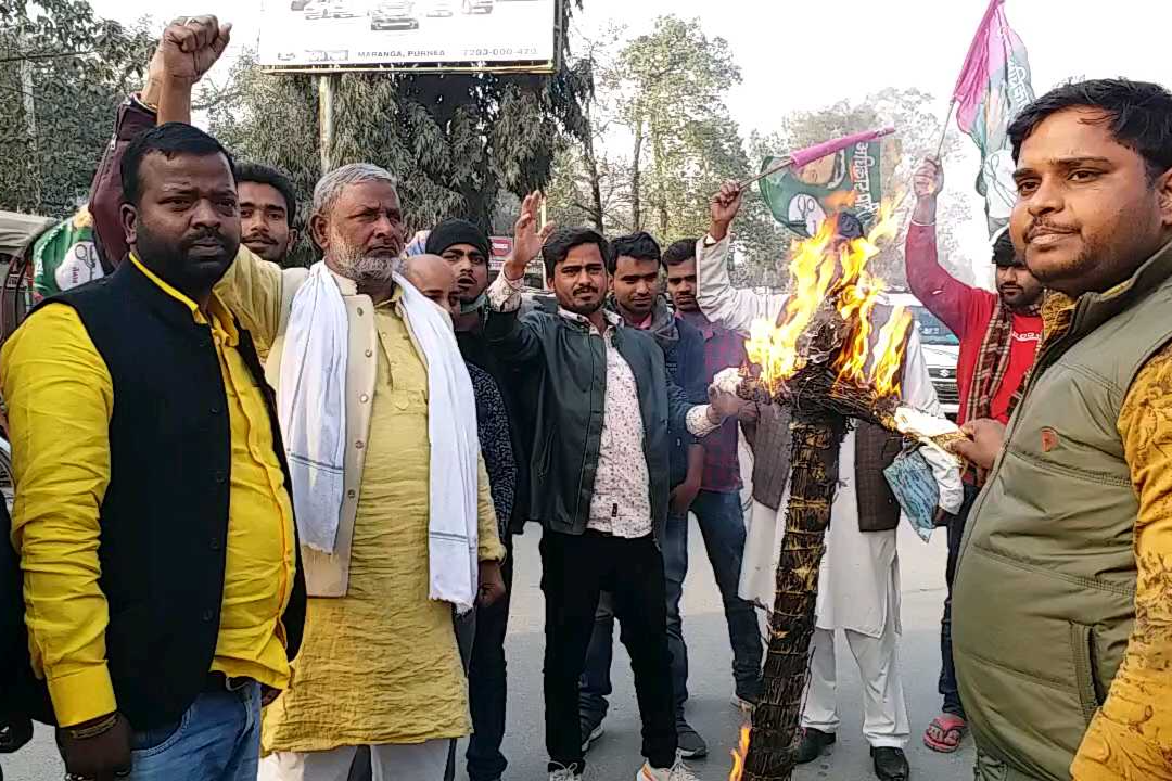 पुतला दहन करते कार्यकर्ता