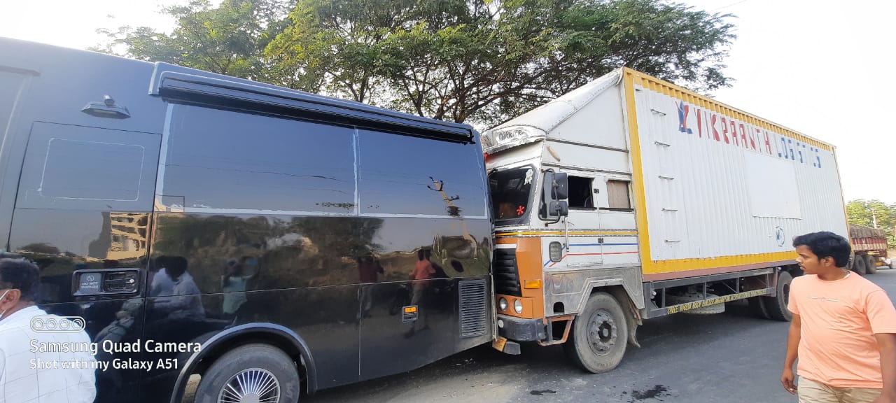 Allu Arjun caravan was took accident in bhadrachalam