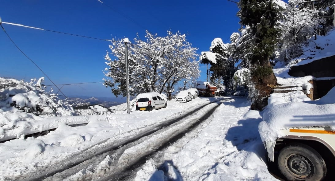 Himachal Pradesh: 295 roads still closed and 639 electricity lines disrupted across the state due to snowfall