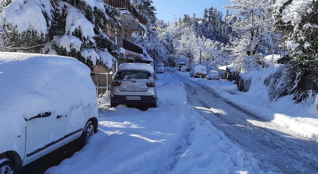 Himachal Pradesh: 295 roads still closed and 639 electricity lines disrupted across the state due to snowfall