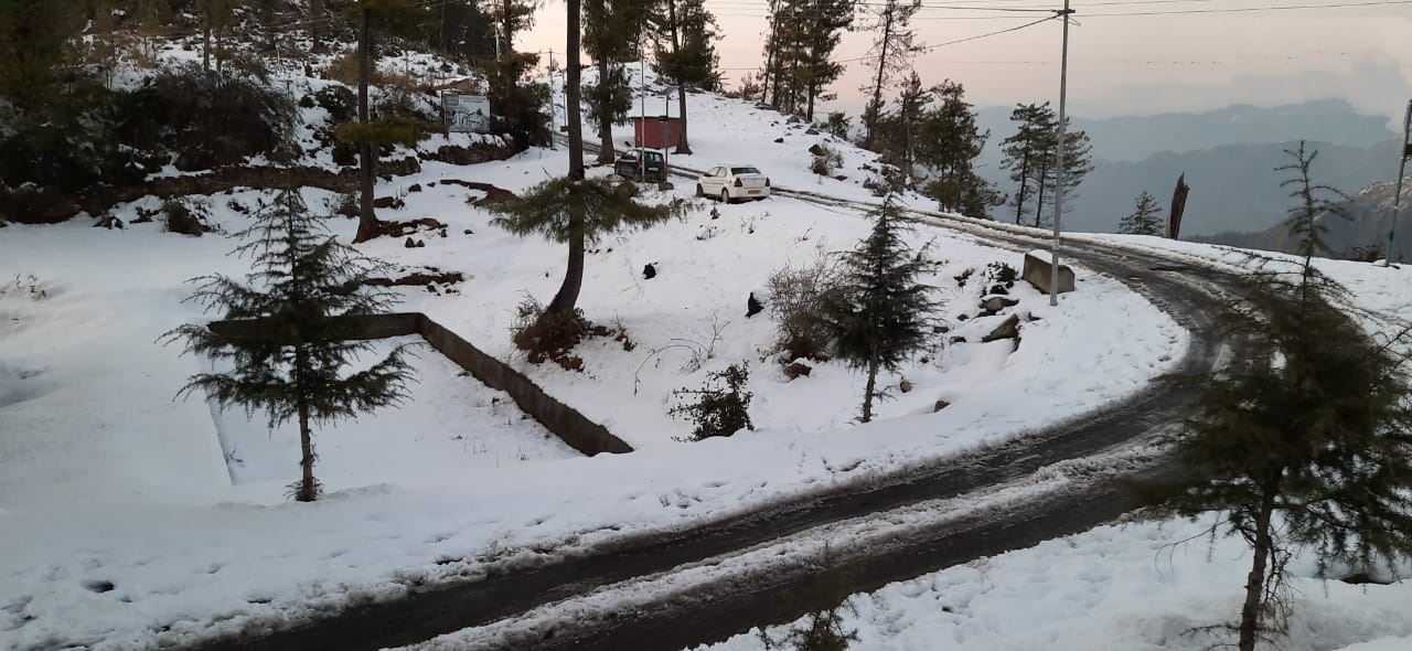 Himachal Pradesh: 295 roads still closed and 639 electricity lines disrupted across the state due to snowfall