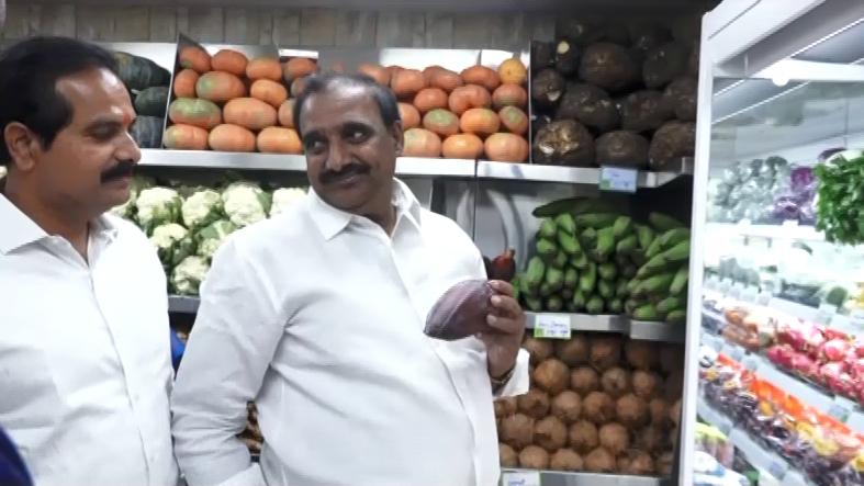 MLA inspecting fruits and vegetables in the outlet