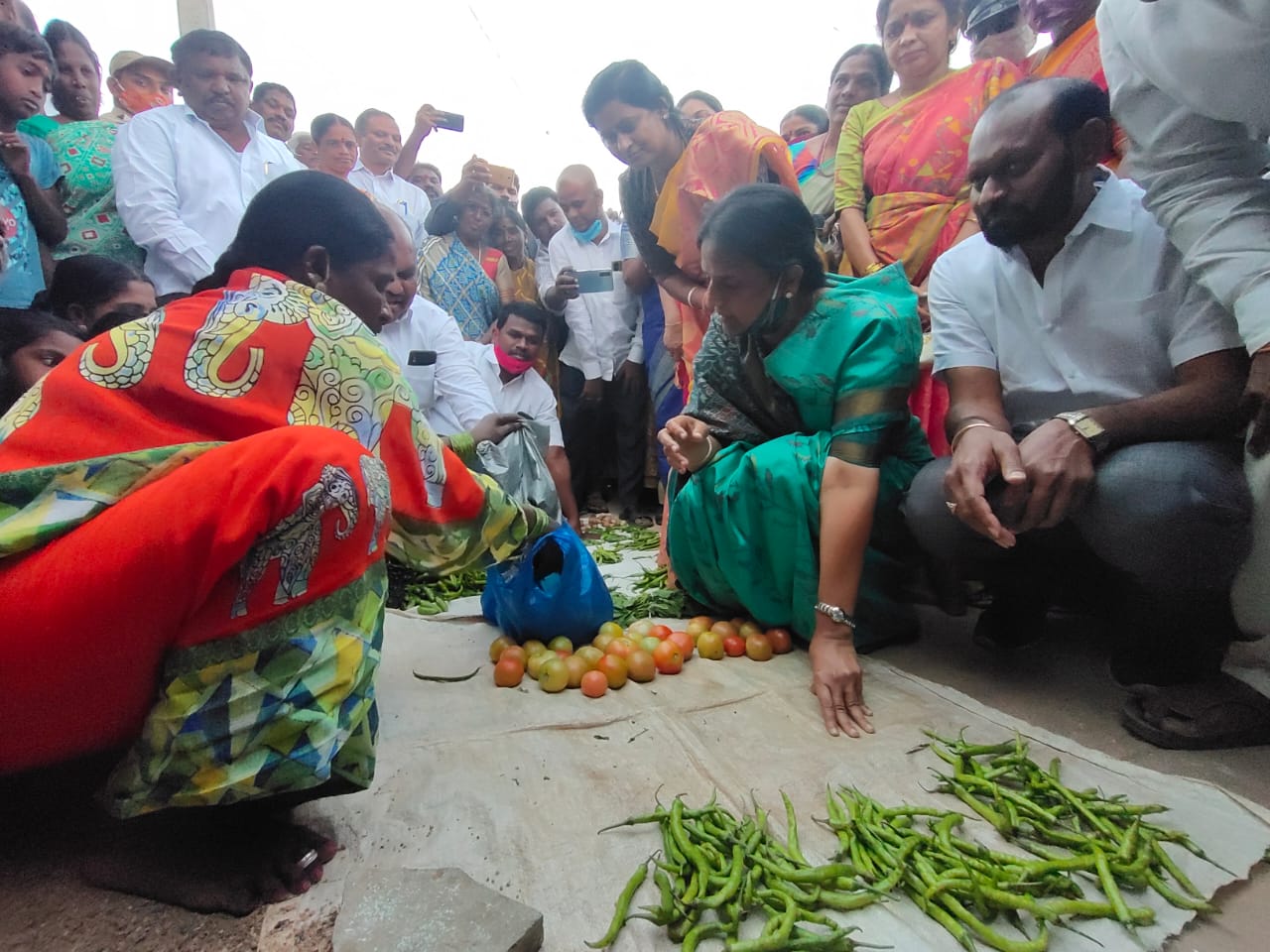 minister-sabitha-indra-reddy-bought-vegetables-at-roadside-at-nedunur-in-rangareddy-district