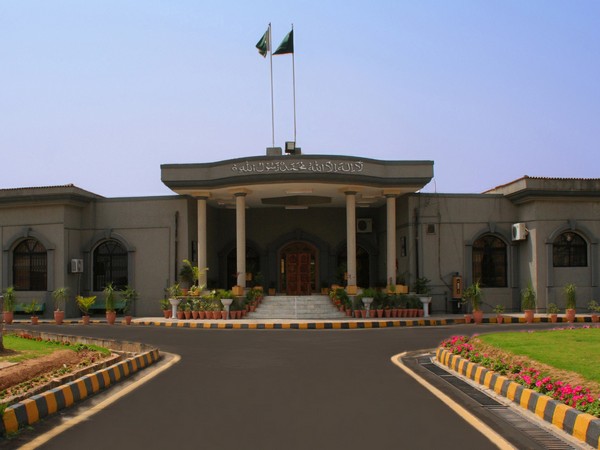 lawyers wreaked havoc on the islamabad high court building as they protested the demolition of their chambers