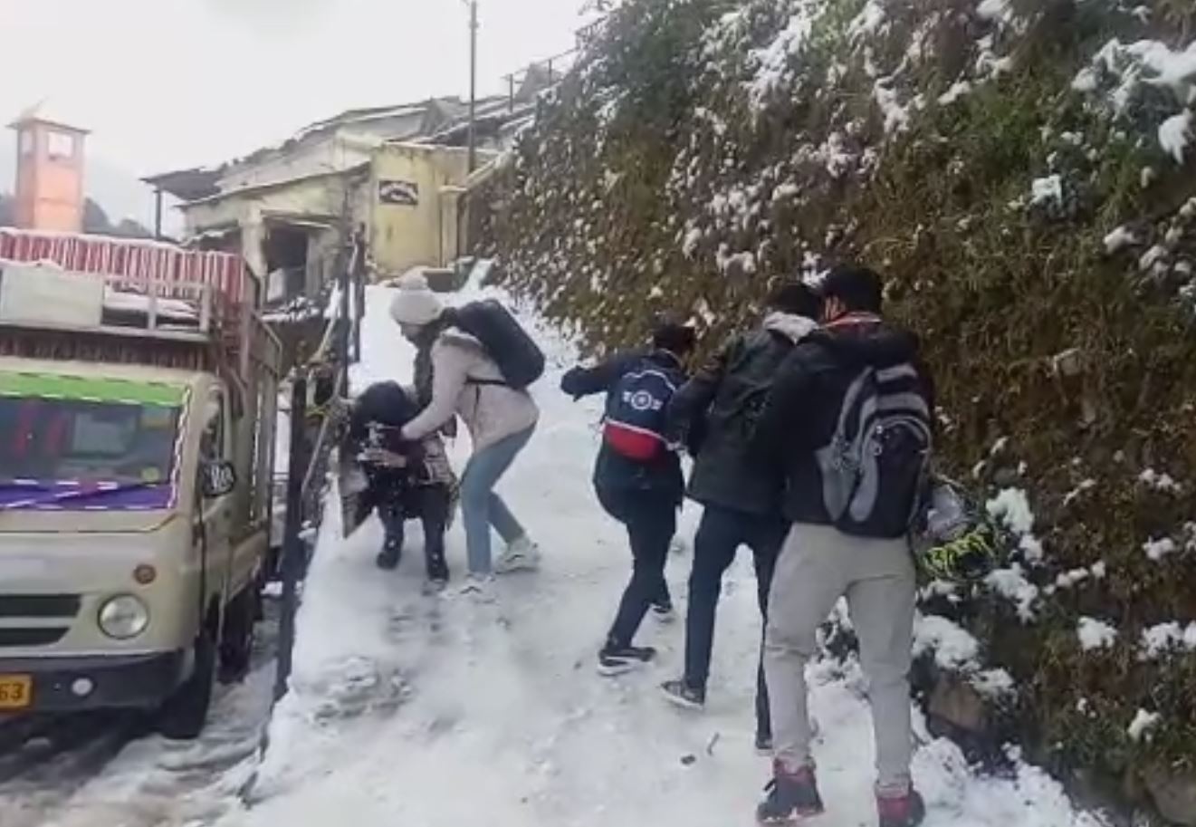 first snowfall of the season in Uttarakhand