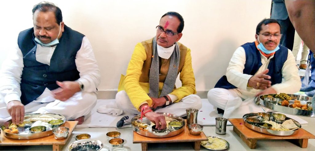 cm shivraj had lunch at pm awas beneficiary in dewas