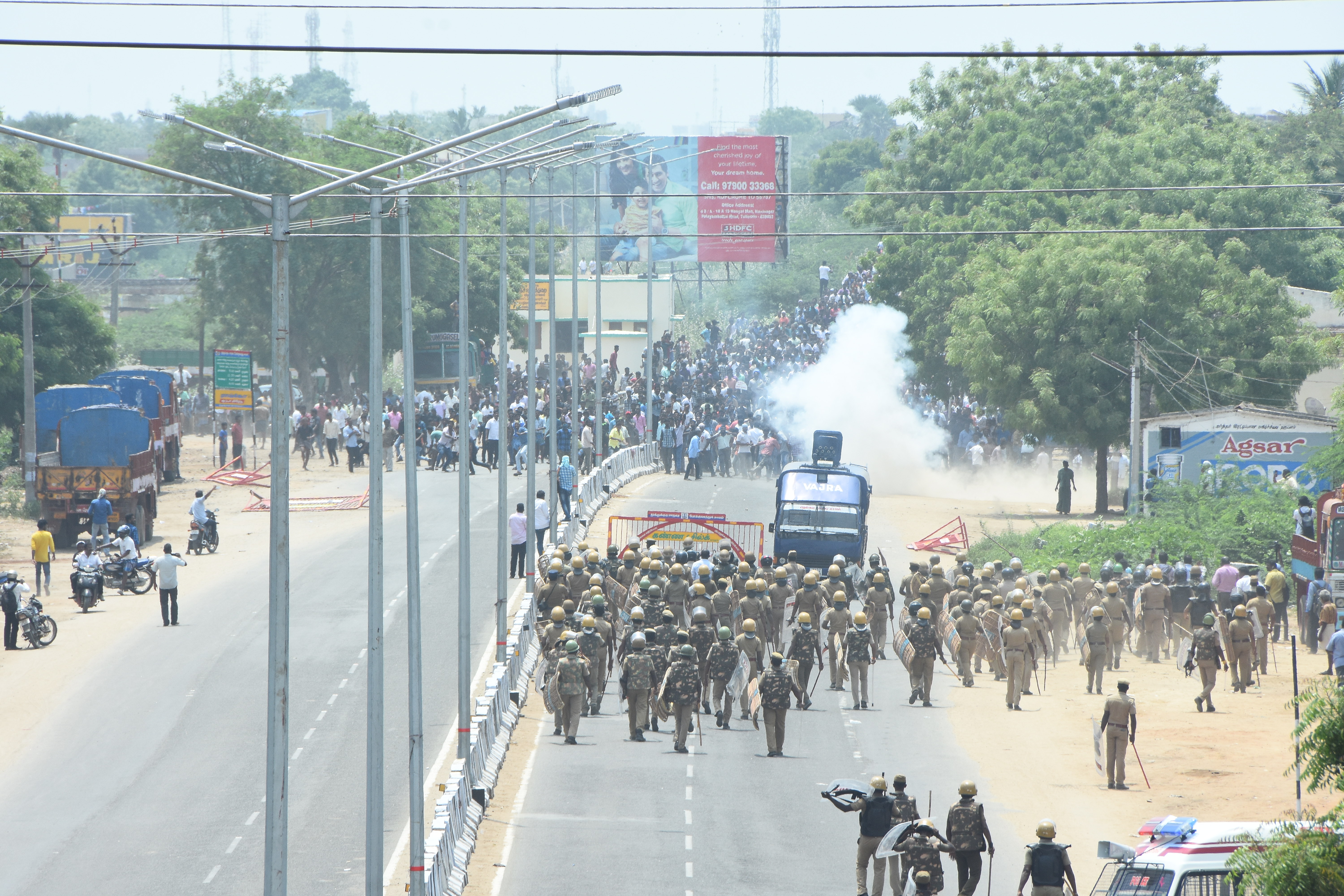 போராட்டாக்காரர்கள் மீது கண்ணீர்  புகைகுண்டு வீசும் காவல்துறை