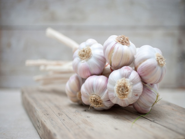 Garlic paste will give relief from lice