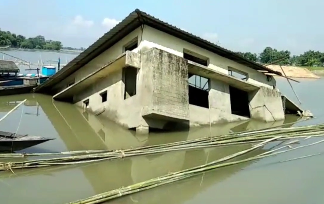 2017 চনৰ পৰা পানীত বুৰ গৈ আছে এখন প্ৰাথমিক স্বাস্থ্য কেন্দ্ৰ