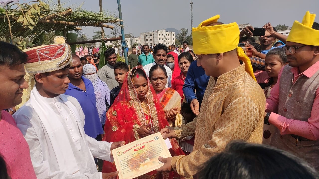 wedding-of-15-surrendered-naxalites-in-dantewada-on-valentine-day