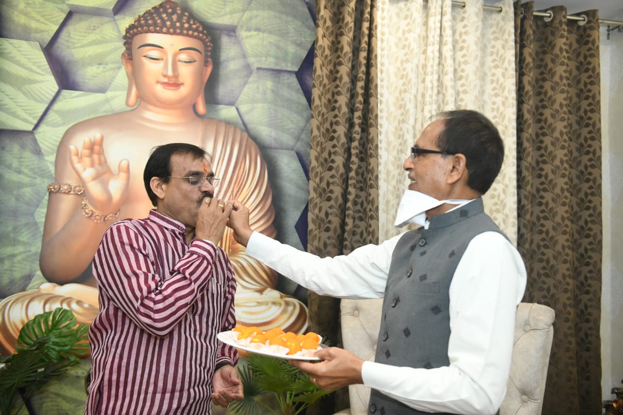 cm-shivraj-congratulates-bjp-mp-president-vd-sharma-on-completing-one-year-of-his-tenure