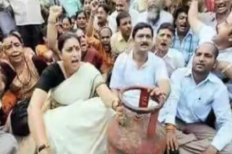 BJP Leader Smriti Irani during a protest against the then UPA govt for rising LPG prices