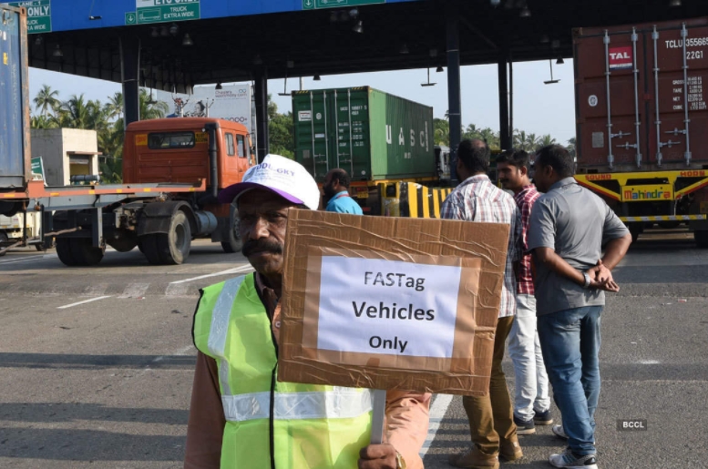 சுங்கச்சாவடிகளில் அமலுக்கு வந்தது பாஸ்டேக் முறை